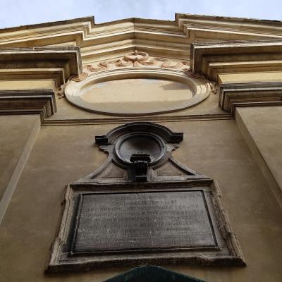 Blick auf den Sprenggiebel der Fassade San Canciano