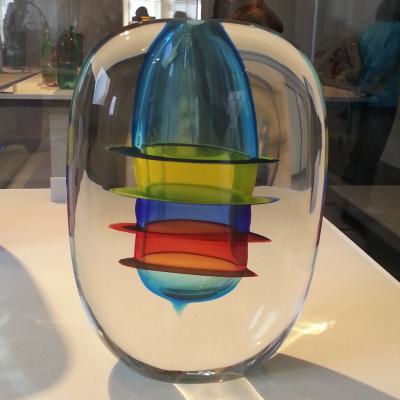mehrfarbiges Glasobjekt im Glasmuseum