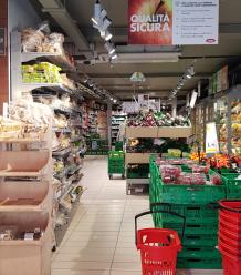 Supermarkt mit gefüllten Regalen in Castello